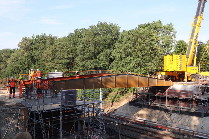 Plaatsing brug over de Maaslijn bij Molenhoek.